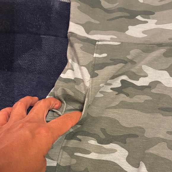 Lou & Grey by Loft Women’s Camouflage Leggings - Picture 3 of 4